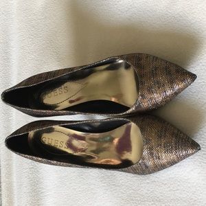 Like new Guess Pumps